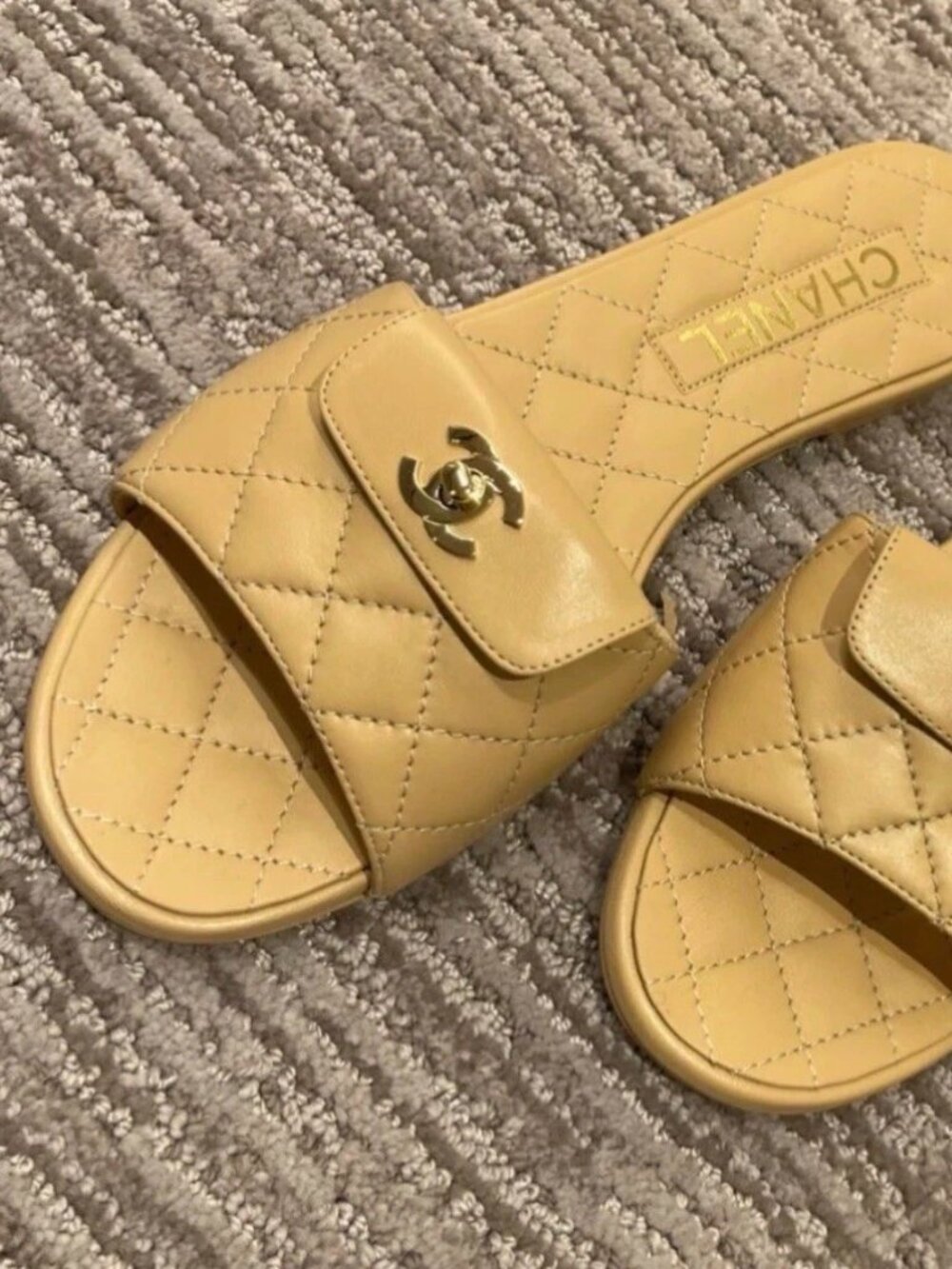 Chanel Quilted CC logo Turnlock Mules Slides Sandals, sz 39